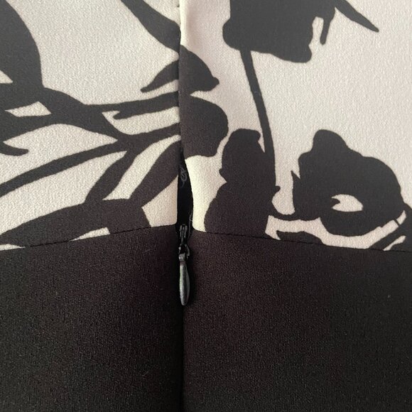 Sleeveless black & white dress (below the knee) - Picture 7 of 11